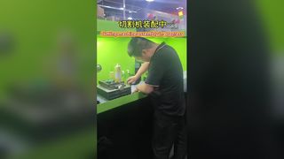 절단기 조립 중