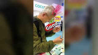 베테랑 기술자가 무대에 올라 돋보기를 벗고 평가를 합니다.